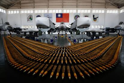 Aviones de combate y munición de las Fuerzas Aéreas de Taiwán son exhibidos durante la visita del presidente Tsai Ing-Wen a la base militar de la isla Penghu.