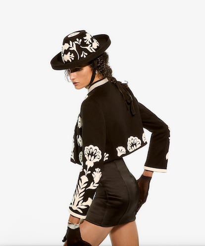 Sombrero de fieltro y cachemir, y chaqueta bordada de baby cashmere, ambos de LORO PIANA; vestido de seda de DOLCE & GABBANA; guantes de tul de GUANTE VARADÉ; pendientes B.zero1 de aro en oro blanco con pavé de diamantes, pulsera B.zero1 en oro blanco y reloj Serpenti Seduttori con caja y brazalete en acero inoxidable, bisel en acero con diamantes y esfera plateada opalescente blanca, todos de BVLGARI.