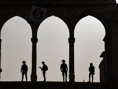 Agentes de la policía israelí durante una redada a la mezquita Al-Aqsa, en Jerusalén, en abril de este año.