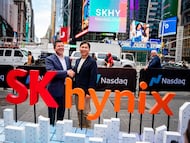 El consejero delegado de SK Hynix, Kwak Noh-Jung, asiste a la ceremonia de toque de campana de apertura en el mercado Nasdaq el día de su salida a bolsa, en Nueva York (EE UU), el pasado 10 de julio.