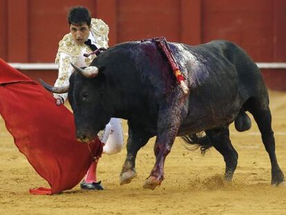 Javier Casta&ntilde;o en la faena de muleta a su segundo toro.