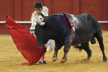 Javier Casta&ntilde;o en la faena de muleta a su segundo toro.