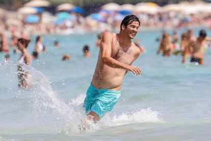 El exentrenador argentino del Real Madrid, Santiago Solari, se encuentra estos días disfrutando de las playas ibicencas en compañía de sus hijos y familia.