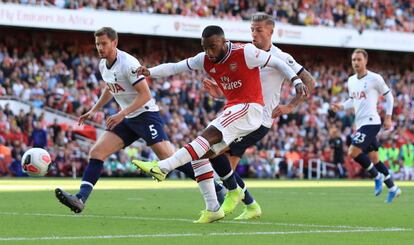 Lacazette marca el primero del Arsenal.