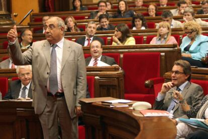 El presidente del Grupo Socialista en el Parlamento catalán, Joaquim Nadal, momentos antes de su intervención. A la derecha, Mas.