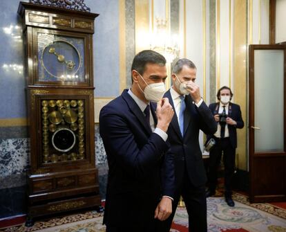 El rey Felipe VI, tras el presidente del Gobierno, Pedro Sánchez, en el Salón de los Pasos Perdidos del Congreso de los Diputados este martes en el acto celebrado con motivo del 40º aniversario del 23-F.