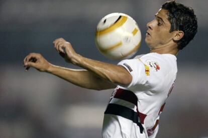 Cicinho, con el uniforme del Sao Paulo.