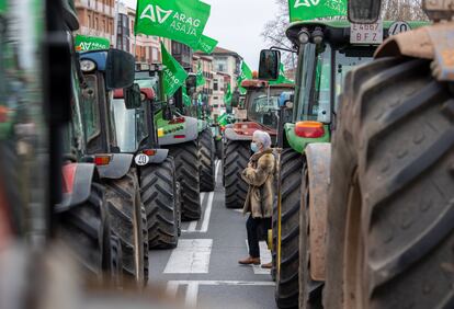Cientos de tractores en la manifestación convocada por ARAG-ASAJA para protestar por la situación del campo, el pasado marzo en Logroño.