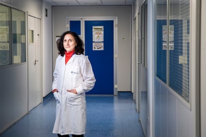 Montserrat Agüero, en la puerta de las instalaciones de alta seguridad del Laboratorio Central de Veterinaria, en la localidad madrileña de Algete.