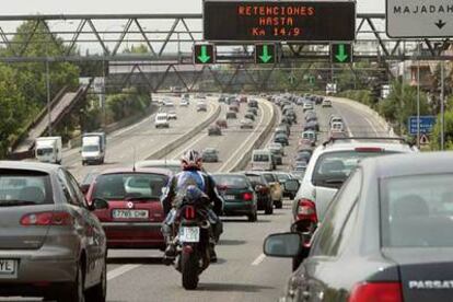 Aspecto que presenta esta tarde la N-VI (carretera de A Coruña), a la altura de Majadahonda, durante el dispositivo especial que Tráfico ha dispuesto con motivo de las vacaciones estivales.