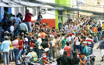 Un grupo de personas espera para poder comprar productos en San Crist&oacute;bal.