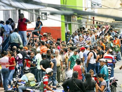 Fila para poder comprar produtos em San Cristóbal.