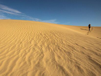 Una turista camina por las dunas de Mesquite, en el Valle de la Muerte.