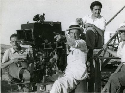 De Sica, detrás de la cámara, en un momento del rodaje de 'Ladrones de bicicletas', de 1948.
