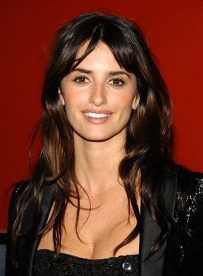La actriz Penélope Cruz ha afirmado que está "en el séptimo cielo" ante la oportunidad de cantar y bailar en el musical <i>Nine</i>, basado en la película <i>8 1/2</i> de Federico Fellini. "Siempre he deseado hacer un musical, he participado en cuatro audiciones para este papel, y ahora que he obtenido la oportunidad, estoy en el séptimo cielo", reconoce la intérprete en una entrevista en el semanario italiano <i>Gracia</i>. La madrileña, que estudió ballet antes de emprender su carrera cinematográfica, añade que ha tenido que "trabajar muy duro" para obtener su papel en el musical que dirigirá Rob Marshall.