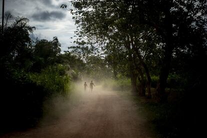 A República Centro-Africana é um dos países mais pobres e menos desenvolvidos do mundo. O recrudescimento da violência que assola o país há cinco anos condena as crianças a uma situação desesperadora: duas em cada três crianças precisam de ajuda humanitária, relata o Unicef no relatório "Crise na República Centro-Africana: em uma emergência esquecida, as crianças precisam de ajuda" proteção e oportunidades para o futuro", publicado nesta sexta-feira.