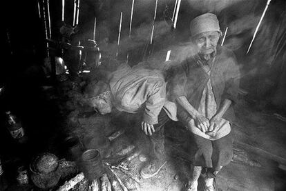 Julia Santiz López y su esposo Agustín López Gómez, indígenas tzeltales, en una imagen tomada en Ox-Chuc (Chiapas), en 1999.