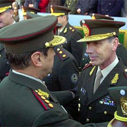 El teniente general Brinzoni, a la izquierda, felicita a su sucesor, general Roberto Bendini, ayer en Buenos Aires.