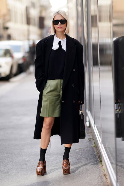 Enseñando los calcetines. El street style combina bermudas con mocasines y calcetines a la vista para lograr un look 'vuelta al cole'.