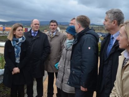 Los firmantes del acuerdos para el desarrollo de la conexión ferroviaria con el Puerto de Bilbao este martes en Arasur. 