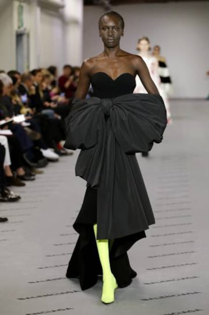 Dise&ntilde;o de Demna Gvasalia para Balenciaga visto ayer en Par&iacute;s. l&rsquo;estropo