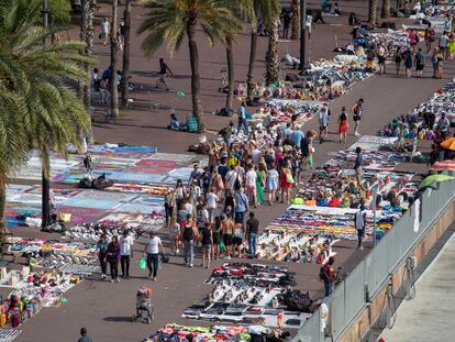 Manteros en el paseo de Juan de Borbón (Juan de Borbó) de Barcelona. 2019/07/26 Manteros en el Paseo Joan de Borbon. Foto Carles Ribas