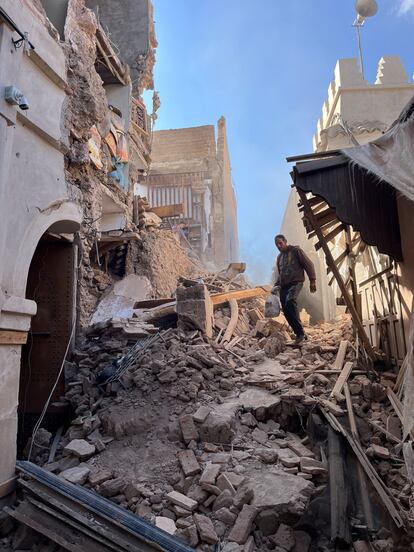 Un vecino camina entre los escombros de varios edificios colapsados en el centro de Marraquech.
