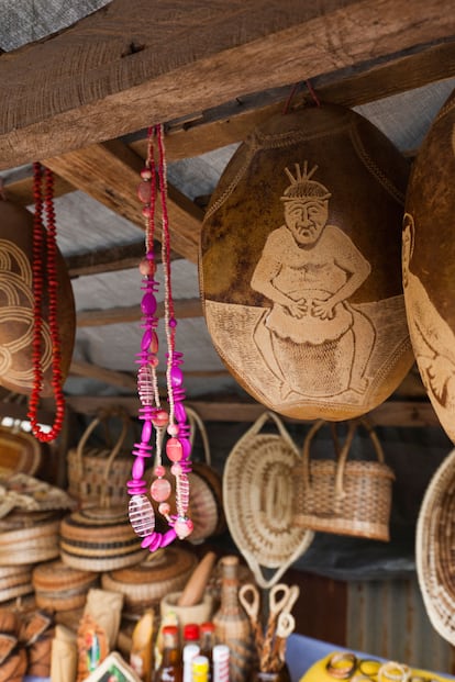 Detalle de los 'souvenirs' artesanales en el Kalinago Barana Auté.