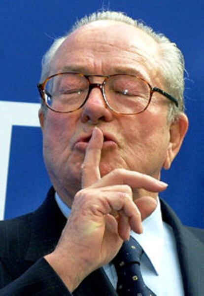 Jean-Marie Le Pen pide silencio en su conferencia de prensa.