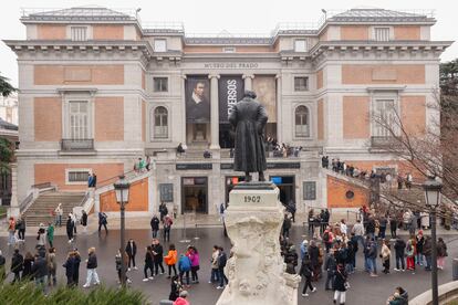 Colas de visitantes para acceder al Prado, el pasado 29 de diciembre.
