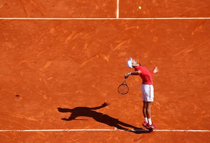 Djokovic sirve durante el partido contra Musetti en Montecarlo.