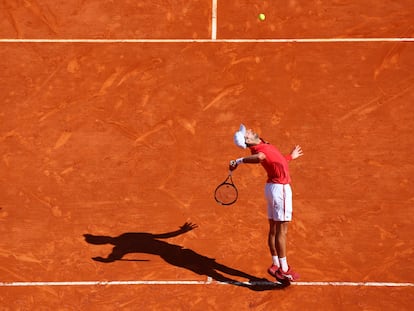 Djokovic sirve durante el partido contra Musetti en Montecarlo.