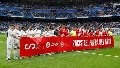 Los jugadores del Real Madrid y del Rayo Vallecano sostienen la pancarta contra el racismo en el fútbol durante la jornada 36 de LaLiga Santander.