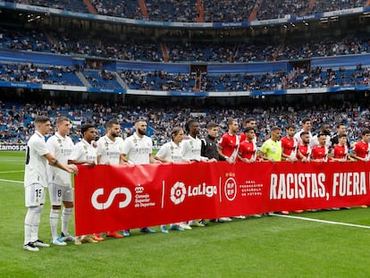 Jugadores del Real Madrid y del Rayo Vallecano sostienen una pancarta con un mensaje contra el racismo, en mayo de 2023.