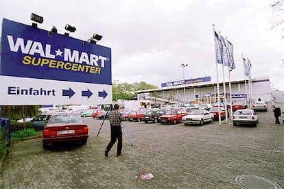 Un cliente se dirige hacia el Wal-Mart de Berlín, en una fotografía de 2000.