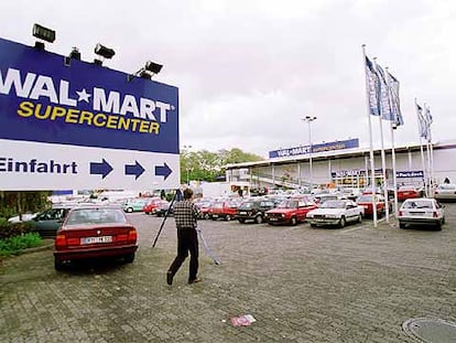 Un cliente se dirige hacia el Wal-Mart de Berlín, en una fotografía de 2000.