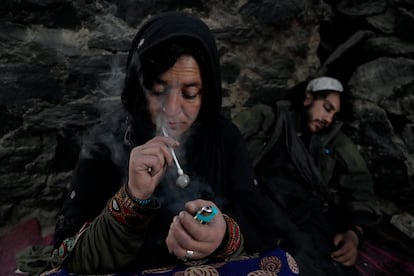 Una mujer fumaba heroína en una de las colinas que rodea Kabul, la capital de Afganistán, el 16 de junio. La adicción a las drogas ha sido durante mucho tiempo un problema en el país asiático, que es el mayor productor mundial de opio y heroína. Naciones Unidas estimaba en 2015 que unos 2,3 millones de afganos, aproximadamente el 5% de la población, consumía drogas.
