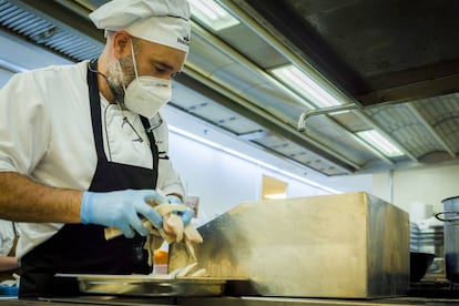 Un cocinero del parador de Cádiz elabora los menús para las personas más afectadas por el coronavirus en la capital gaditana.