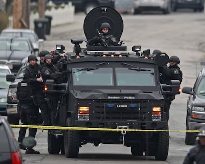 La ciudad de Watertown (Massachusetts) está sellada desde hace horas mientras se desarrolla una espectacular operación policial en busca de uno de los sospechosos del atentado en la maratón de Boston. El otro supuesto terrorista ha muerto con heridas de bala y de una explosión después de una persecución en coche y un tiroteo.