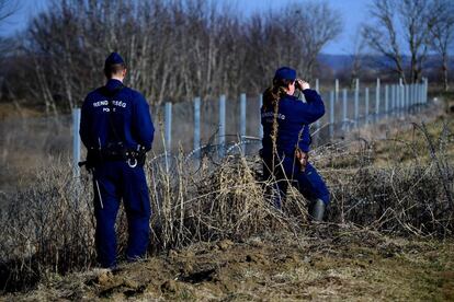 Un par de oficiales de policía patrullan la frontera entre Hungría y Croacia cerca del municipio de Illocska (Hungría).