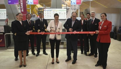 El presidente de Iberia, Luis Gallego, corta la cinta de la inauguración del vuelo a San Francisco.