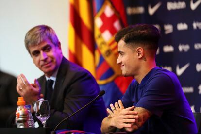 El centrocampista brasileño, Philippe Coutinho, el fichaje más caro de la historia del Barcelona junto al vicepresidente deportivo Jordi Mestre, izquierda, durante la rueda de prensa ofrecida con motivo de su presentación como nuevo jugador azulgrana para lo que resta de temporada y 5 campañas más.