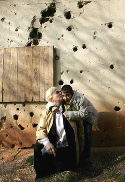 Muhamed y su madre, Halida, en el lugar donde sus dos hermanos murieron al explotar una granada en 1992. Unos meses más tarde nacía él.