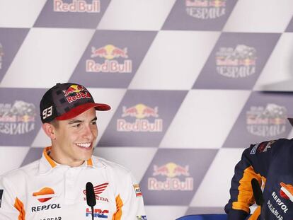 M&aacute;rquez y Pedrosa se miran risue&ntilde;os durante la conferencia de prensa en Jerez.