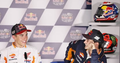 M&aacute;rquez y Pedrosa se miran risue&ntilde;os durante la conferencia de prensa en Jerez.