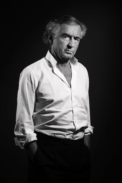 <p>Un filósofo siempre da empaque a una lista. No le pidamos a Bernard-Henri Lévy (Beni Saf, Argelia, 1948) dietas ni gimnasio ni tablas de ejercicios. Él es un pensador y tiene pinta de pensador, pero también un 'sex symbol' para mujeres (y algún hombre) de todo el mundo que aprecian la respuesta socarrona por encima de unos abdominales. <br /><strong>¿Su truco?</strong> A veces, el truco consiste en un buen traje y una librería enorme. No estamos seguros de que cueste menos que el gimnasio.</p>