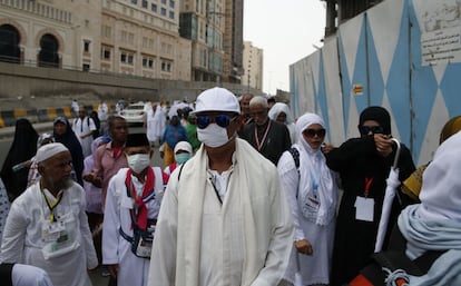 Peregrinos musulmanes caminan en las calles de la ciudad santa de La Meca (Arabia Saudita).