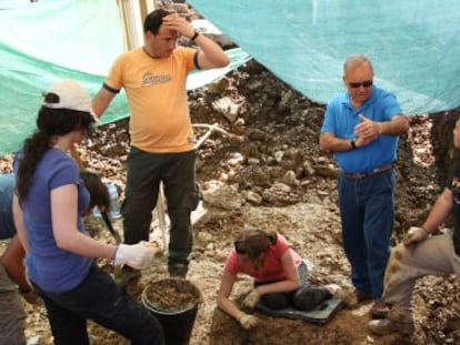 Trabajos de exhumaci&oacute;n de una fosa com&uacute;n en 2011