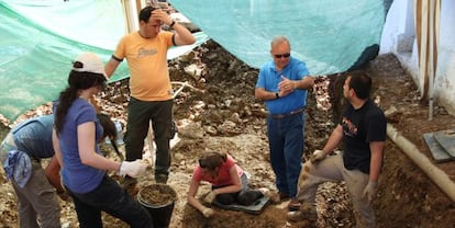 Trabajos de exhumaci&oacute;n de una fosa com&uacute;n en 2011