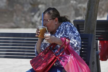 Las temperaturas extremas que comenzaron el 1 de junio han sido determinantes en la muerte de al menos una mujer de 78 años en Hermosillo, en el Estado de Sonora. En la imagen, una mujer consume una bebida refrescante en una plaza de Guadalajara.